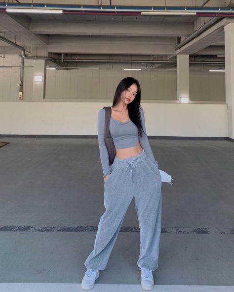 Asian Sporty Outfit, Asian Girl Outfits, Sporty Girl Outfits, Everything Blue, Crop Top And Sweatpants, Casual Sporty Outfits, Lelli Kelly, Looks Party, Korean Girl Fashion