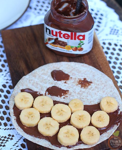 Tortilla With Nutella, Nutella And Banana Wrap, Nutella Wraps Tortillas, Nutella Banana Tortilla, Tortilla Nutella, Nutella Quesadilla, Nutella Tortilla, Leftover Tortillas, Banana Quesadilla