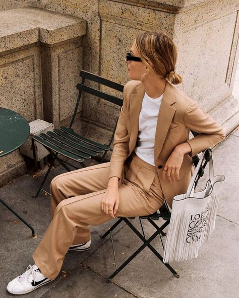 Camel Pants Outfit, Camel Blazer Outfit, Camel Outfit, Classy Business Outfits, Nude Outfits, Smart Casual Work Outfit, New York Outfits, Fall Blazer, Mode Tips