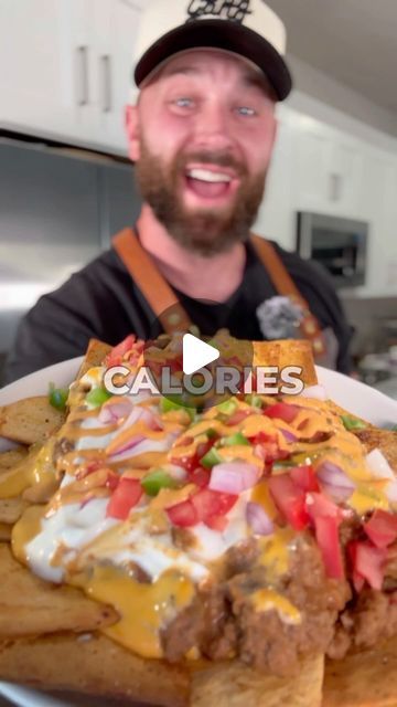 Kyle Smith on Instagram: "Level up your nachos with this high protein version of our favorite childhood version! Listen.. nothing wrong with knocking down a nachos bell grande every once and awhile… but if you’re in a calorie deficit and need to hit a protein goal.. try mine instead. 

Macros: 
For 1 serving (shown in video) 
570 calories 63g protein 43g carbs 23g fat 

To make 2 servings
16oz. 93/7 beef 
6 zero carb mission tortillas 
100g nonfat Greek yogurt 
4 tbsp nacho cheese 
Taco seasoning 
2 servings no fat rosarita beans 
Tomato (2)
1 red onion 
1 jalapeno 

#nachos #tacos #beef #cheddar #proteinpacked #protein #easyrecipe #cozy #foodlover #foodstagram ymfood #fitnessfood #protein #nutrition #fatloss #healthyrecipes #macros #countingcalories #fitfood #lowcaloriemeals #mealprep #he Macro Friendly Football Snacks, High Protein Nachos, Low Calorie Nachos, Protein Nachos, Healthy Nachos Recipe, Greek Nachos, Nachos Recipe Beef, Healthy Nachos, Bean Nachos