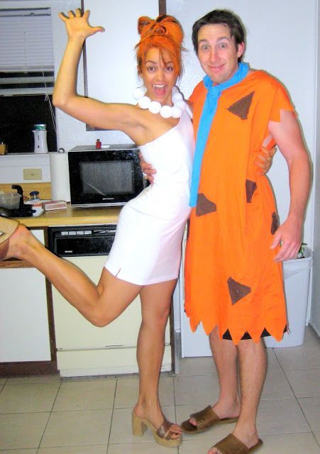 Cute couples costume... fred and wilma Flintstone! Diy Adult Halloween Costumes, Fred And Wilma Flintstone, Diy Fantasia, Meme Costume, Halloween Costumes Diy Couples, Stylish Couples, Diy Couples Costumes, Kostuum Halloween, Kostum Halloween