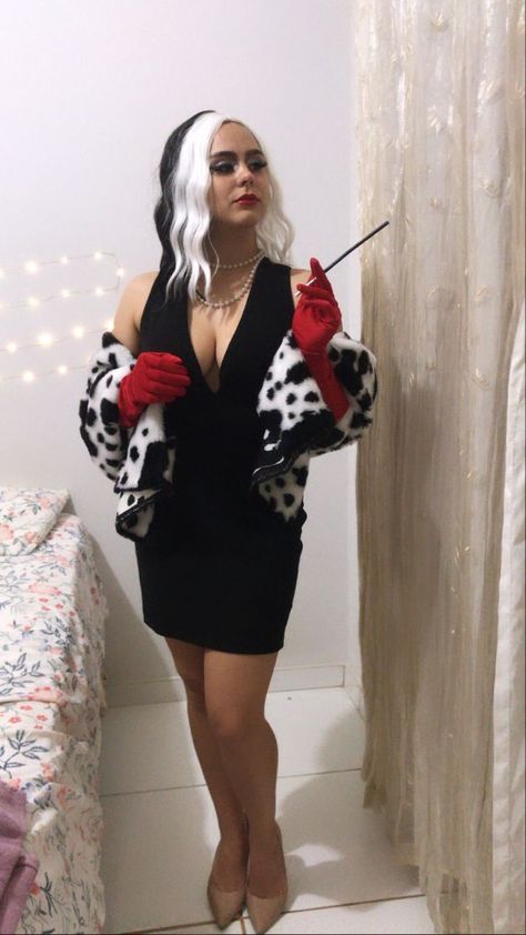 Cruella Outfits Movie, Curela Devil Diy Costume, Corella Deville Costume, Cruela Devil Costume, Cruelly Devil Costume, Disfrases Caseros Mujer Ideas, Cruela De Vil Costume Ideas, Cruella Costume Ideas, Cruella Devil Costume