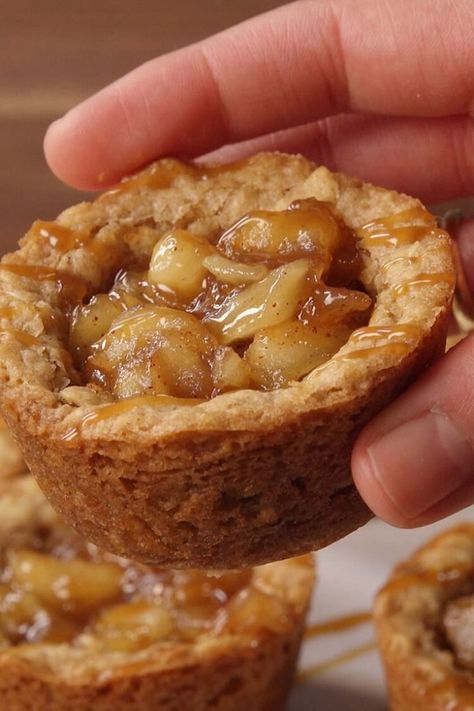 #recettes coupelles biscuits croquantes aux pommes Apple Crisp Cookie Cups, Oatmeal Crust, Weight Watcher Desserts, Cookie Cups Recipe, Dessert Mini, Apple Crisp Recipes, Cookie Cups, Crisp Recipe, Thanksgiving Desserts