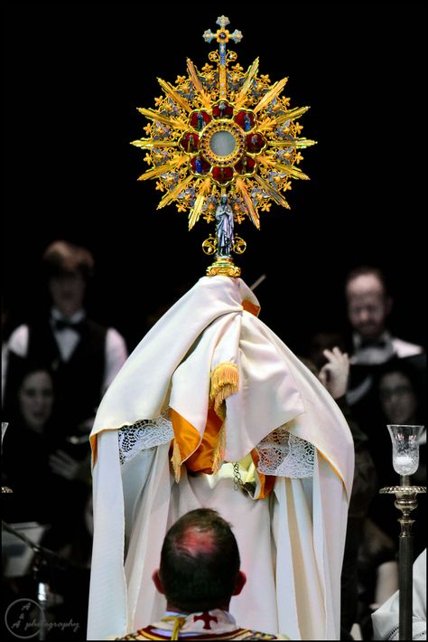 Adoration at the first Eucharistic Congress of the Trenton diocese. Eucharistic Congress, Holy Hour, Dorothy Day, Eucharistic Adoration, Sun Worship, Jesus Photo, Catholic Images, Art Sacre, Jesus Christ Images