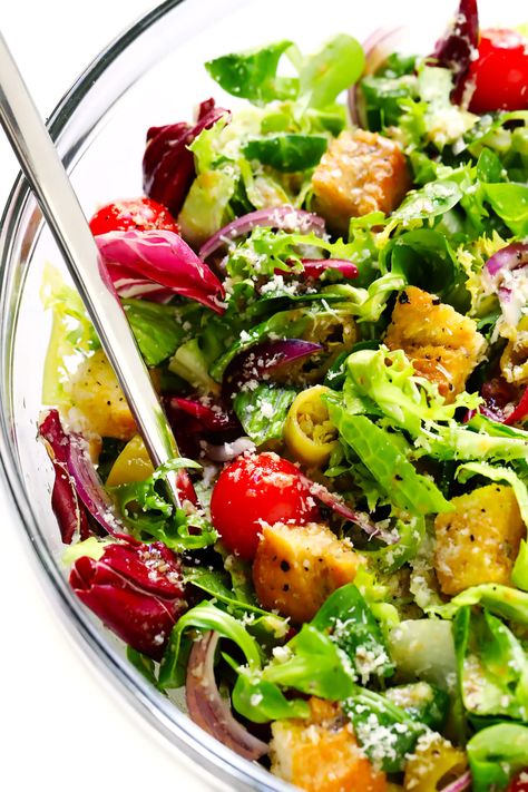 LOVE this easy Italian salad recipe! It's inspired by the Olive Garden, and made with fresh greens, croutons, pepperoncini, red onions, Parmesan, and a zesty (super simple!) Italian vinaigrette. Serve it as a side salad or as an entree! | gimmesomeoven.com #italian #salad #healthy #side #vegetarian #dinner #recipe Good Side Salad Recipes, Nye Salads, Italian Christmas Salad, Easy Italian Salad Recipes, Green Leaf Salad Recipes, Italian Salads For Parties, Best Garden Salad, Easy Side Salad Recipes, Green Salads For Parties