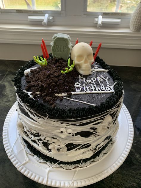 Haunted Cake Ideas, Spooky Cakes Birthday, 40th Birthday Halloween Cake, Spooky Halloween Birthday Cakes, Cool 21st Birthday Cakes, Spooky Halloween Cake Ideas, Zombie Cake Ideas, Zombie Cakes For Kids, Gravestone Cake