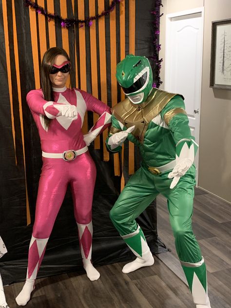 Pink ranger + Green ranger funny couples Halloween costume #powerrangers #couplescostumes Power Ranger Couple Costume, Sci Fi Couples Costumes, Pink Power Ranger Costume, Power Rangers Halloween Costume, Funny Couple Halloween Costumes, Power Rangers Costume, Couple Cosplay, Pink Power Rangers, Duo Costumes