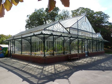 A big greenhouse for veggies all year! Imagine this thing outfitted with translucent photovoltaics. IDK 40kWatts maybe? Minimum.... Fancy Greenhouse, Big Greenhouse, Garden Center Displays, Conservatory Greenhouse, Commercial Greenhouse, Large Greenhouse, Walk In Greenhouse, Backyard Greenhouse, Small Greenhouse