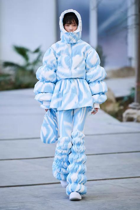 Weird Fashion Outfits, Jojo Pose, Puffer Outfit, Structured Fashion, Áo Blu, Hi Fashion, Weird Fashion, Futuristic Fashion, Tech Fashion