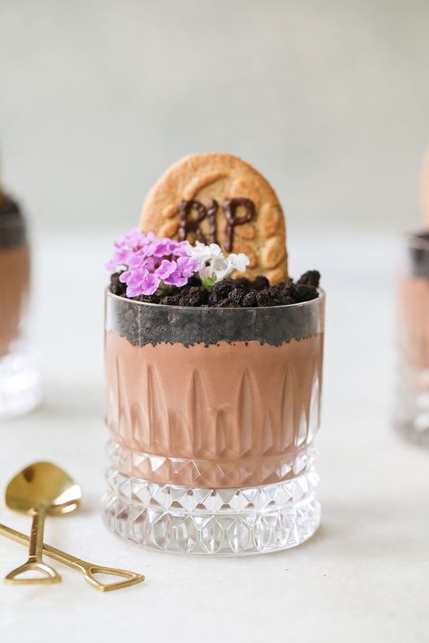 Halloween Dirt Cups are an easy, make-ahead dessert made with the most delicious homemade chocolate pudding and dark chocolate Oreo crumbs. These are perfect dirt cups for adults! #Halloween #Treat #Dessert #Recipe #Pudding #Oreo #DirtCup #Cookies #Chocolate #Spooky Halloween Dirt Cups, Pudding Dirt, Culinary Aesthetic, Oreo Dirt Cups, Pudding Oreo, Halloween Dirt, Chocolate Dirt, Pastel Fall, Oreo Dirt