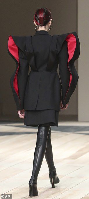 Kaia Gerber wows in eye-catching suit with winged arms at Alexander McQueen's PFW show | Daily Mail Online Avant Garde Suits Women, Siren Witch, Black Leather Thigh High Boots, Thigh High Leather Boots, Wings Fashion, Alexander Mcqueen Runway, Extreme Beauty, Cultural Clothing, Ramp Walk