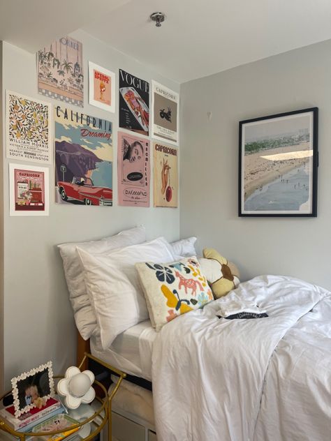 Dorm Bed No Headboard, Cool Photos For Wall, Bohemian Apartment Bedroom, White Dorm Room Ideas With Pops Of Color, Dorm Room Designs Two People, Dorm Room Ideas Coastal Granddaughter, Cute Dorm Rooms Minimalist, City Dorm Room Ideas, Apartment Bedroom Inspo Aesthetic