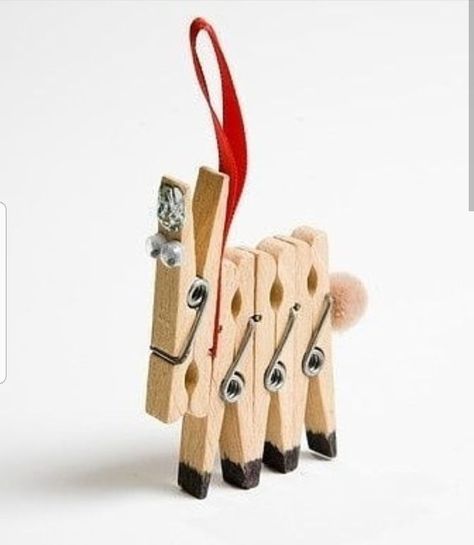 Cheap Christmas Gift Ideas, Cheap Christmas Gift, Clothespin Crafts Christmas, Juleverksted For Barn, Clothespin Diy Crafts, Wooden Clothespin Crafts, Clothespin Art, Christmas Clothespins, Fairies Garden