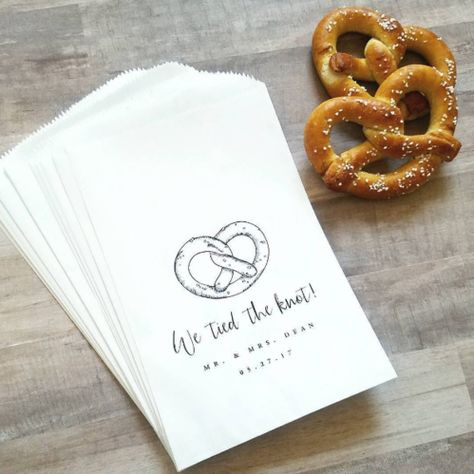 Les meilleures idées de cadeaux pour les invités à un mariage 11 Wedding Pretzels, Bottle Opener Favors, Tie The Knot Wedding, Creative Wedding Favors, Personalized Bags, Bridesmaid Favors, Wedding Shower Favors, Tying The Knot, Wedding Favor Bags