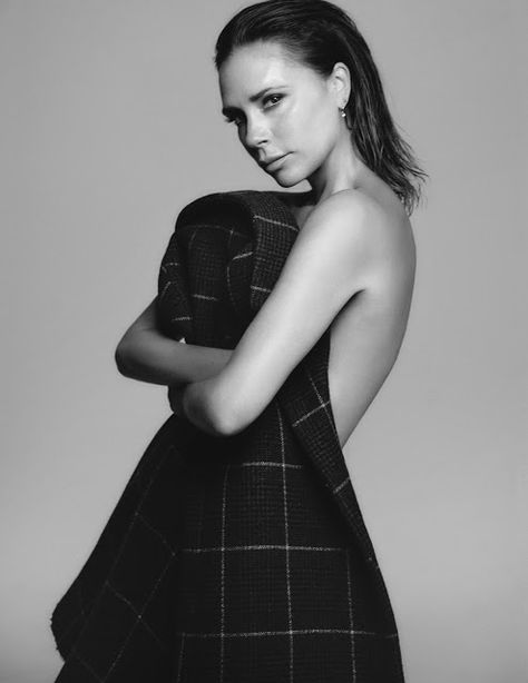 Victoria Beckham in Vogue Germany August 2019 by Chris Colls Victoria Beckham Photoshoot, Victoria Beckham 90s, Beckham Photoshoot, Victoria Beckham Wedding Dress, Victoria Beckham Young, Victoria Beckham Vogue Photoshoot, Victoria Beckham Wedding, Victoria Beckham Makeup, Victoria Beckham Instagram