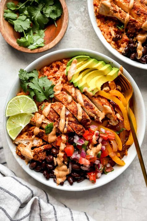 Fajita Burrito Bowl, Burrito Bowl Chicken Seasoning, Burittos Bowl Recipes, Fajita Burrito Recipe, Chicken Chipotle Bowl, Chipotle Chicken Bowl Recipe, Chicken Bowl Recipe Healthy, Burrito Bowl Chipotle, Copycat Chipotle Chicken Burrito