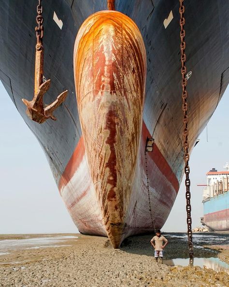 A big ship or a small guy? ☺️ #maritime_family Mighty Machines, Ship Breaking, Marine Engineering, Boat Pics, Fun Pics, Abandoned Ships, Crazy Outfits, Lake Pictures, Amazing Pics