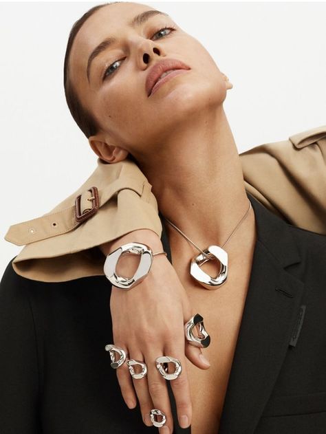 Burberry Reimagines Classic Silhouettes for Spring ‘22 Chris Rhodes, Jewelry Content, Fresh Makeup Look, Mert And Marcus, Shooting Studio, Burberry Models, Jewelry Editorial, Campaign Fashion, Jewelry Photoshoot