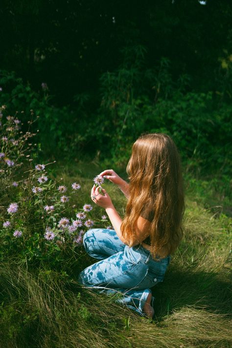 my senior photos :) Retro Senior Photos, Senior Photos Botanical Gardens, Senior Picture Ideas Artist, Cool Senior Photos, Senior Picture Ideas Nature, Artsy Senior Pictures, Alternative Senior Pictures, Hippie Senior Pictures, Posing Prompts