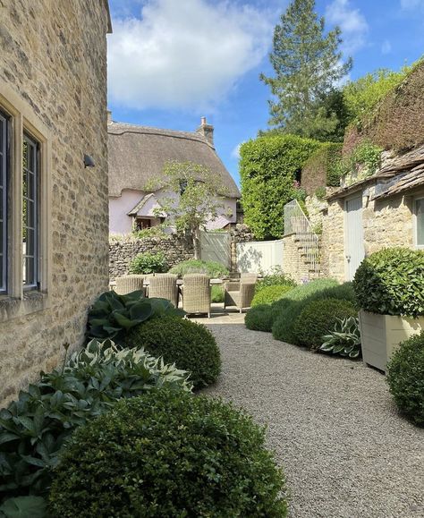 Pea Gravel Garden, Sims Hilditch, Gravel Patio, Small Building, Stone Cottages, Courtyard Gardens Design, Garden Paving, Gravel Garden, Mediterranean Garden