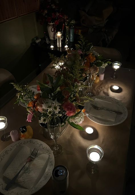 Dinner party decor / fresh flowers / bouquet of flowers / candlelit dinner Friend Dinner Party, Candlelit Dinner At Home, Dinner Party Flowers, Friend Dinner, Aesthetic Dinner Party, Dinner Party Aesthetic, Night Dates, Dinner Party Decor, Winter Dinner Party