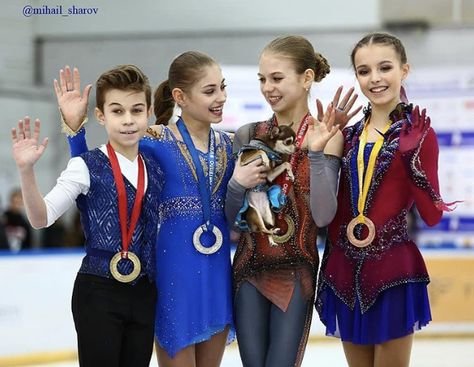 anna shcherbakova, alexandra trusova and alena kostornaia with daniil samsonov Alena Kostornaia, Aliona Kostornaia, Russian Figure Skater, Anna Shcherbakova, Alexandra Trusova, Figure Skater, Cute Friends, Ice Skating, Figure Skating