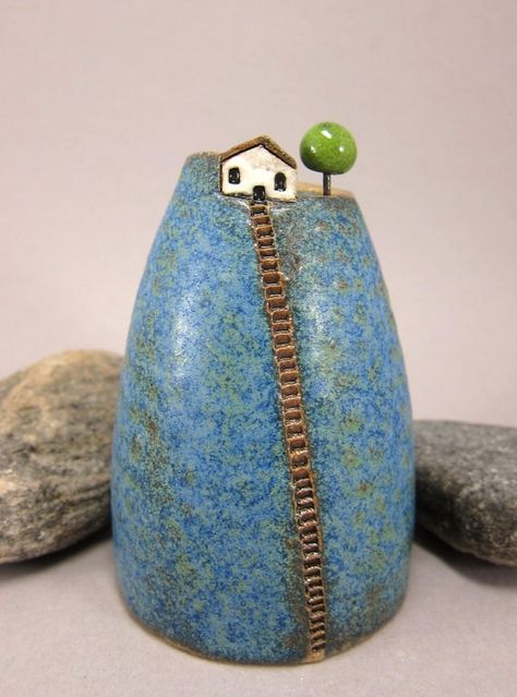 Polymer Clay Pen Holder, Illustration Kunst, Pottery Houses, Geometric Vases, Cerámica Ideas, Blue Hill, Keramik Design, Hand Built Pottery, Pottery Classes