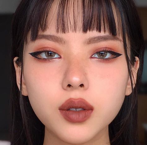 Bangs Over Eyebrows, Bangs Above Eyebrows Korean, Light Black Eyeshadow, Edgy Eyebrows, Korean Grunge Makeup, Bunny Eyes Makeup, Brown Eyeshadow Eyeliner, Cool Eyeliner Looks, Light Freckles