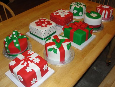 Mini Christmas Cakes These are 9 little 6 inch cakes I made for my Mom's work Christmas party. They used them as the table... Winter Torte, Mini Christmas Cakes, Work Christmas Party, Christmas Cake Designs, Christmas Cake Decorations, Xmas Cake, Winter Cake, Christmas Cakes, Christmas Cupcakes