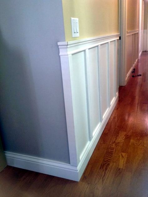 40 Simple Yet Classic Wainscoting Design Ideas - Bored Art Wainscoting Hallway, Wainscoting Ideas, Wainscoting Stairs, Baseboard Styles, Faux Wainscoting, Painted Wainscoting, Wainscoting Bedroom, Wainscoting Bathroom, Dining Room Wainscoting