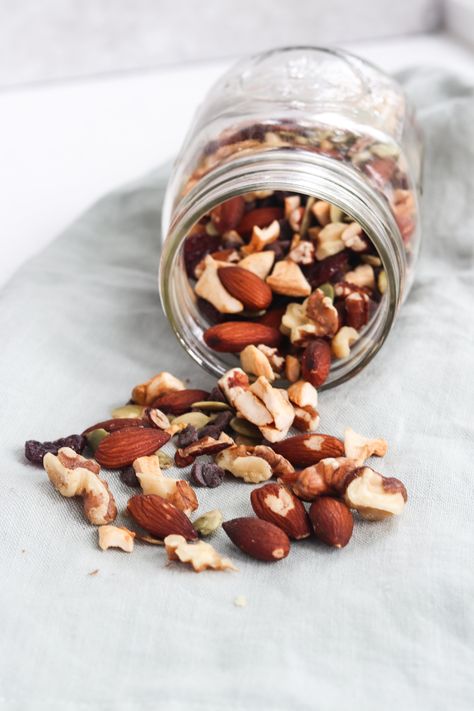 This Heart Healthy Trail mix makes about 15 servings, is low in sodium and high in antioxidants! Great for snacks or a road trip.  | Mealswithmaggie.com #trailmix #lowsalttrailmix #hearthealthyrecipes Weight Watchers Diet Plan, Cholesterol Friendly Recipes, Low Cholesterol Diet Plan, Healthy Trail Mix, Cholesterol Foods, Trail Mix Recipes, Low Cholesterol Diet, Road Trip Food, Low Cholesterol Recipes