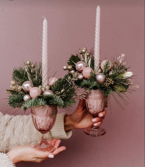 Centerpieces Christmas Table, Dining Table Decor Christmas, Flower Arrangements Christmas, Table Centerpieces Christmas, Christmas Table Set, Christmas Centrepiece Ideas, Tablescape Christmas, Christmas Centrepiece, Centrepiece Ideas