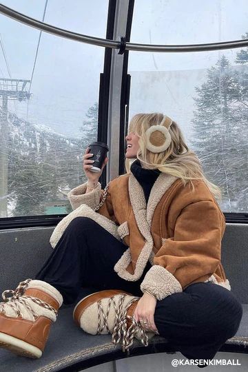 Moon Boots Outfit, Mode Au Ski, Ski Trip Outfit, Looks Adidas, 00s Mode, Stile Blair Waldorf, Adrette Outfits, Winter Outfits Aesthetic, Faux Shearling Jacket