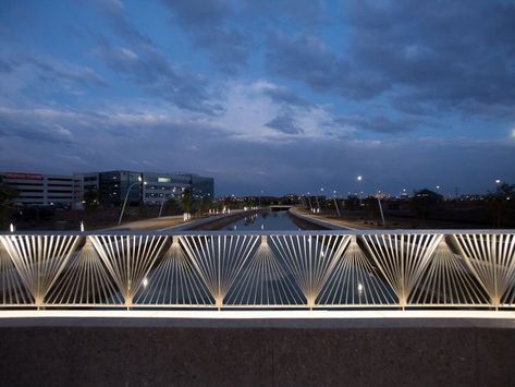 Grand Bridge Ramp Railing, Bridge Railing, Food Signage, Hong Kong Architecture, Ramp Stairs, Staircase Railing, Steel Bridge, Fence Designs, Metal Bridge