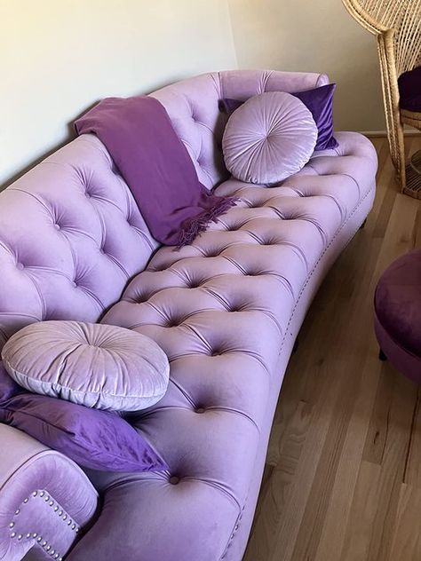 Purple Tufted Couch, Light Purple Couch, Sofa In Bedroom Ideas, Funky Living Room Ideas, Purple Living Room Furniture, Cozy Living Room Apartment, Purple Living Room Ideas, Small Couch In Bedroom, Funky Living Room