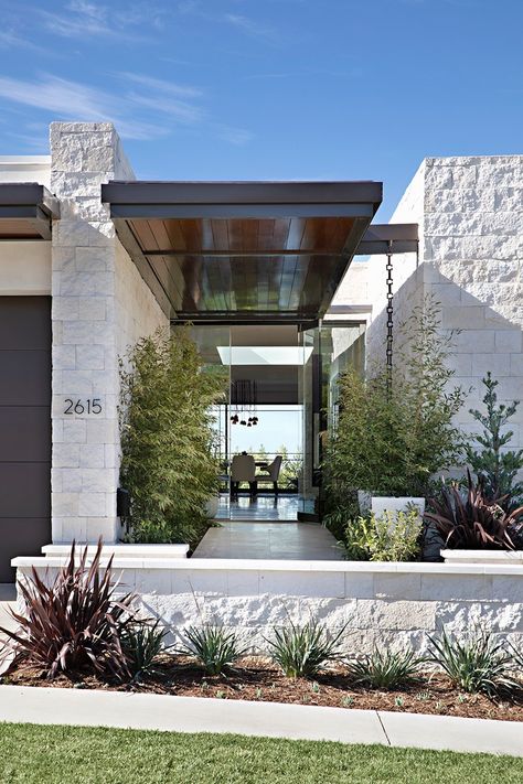 Romantic & Modern Design on California's Coast - Ocean Home magazine Mediteranian Modern House, Modern Mediterranean Style Homes, Organic Modern Exterior, Swahili Design, Desert Home Exterior, California Ranch Style Homes, Transitional Home Exterior, Resort Style Home, Modern Flats