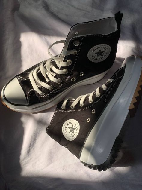 Preteen Shoes, Manish Fashion, Vintage Shop, Shoes Teen, Casual Summer Outfit, Converse Shoes, Everyday Carry, Y2k Fashion, Chuck Taylor Sneakers