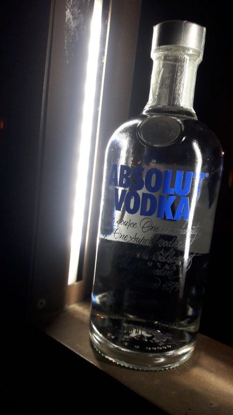 Vodka Tumblr, Vodka Wallpaper, Vodka Aesthetic, Minuman Vodka, Shots Vodka, Vodka Drinks Easy, Vodka Gummy Bears, Jello Shots Vodka, Martini Recipes Vodka