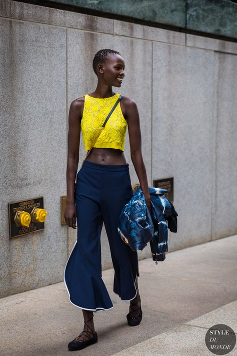 Shanelle Nyasiase by STYLEDUMONDE Street Style Fashion Photography_48A0360 90s Baggy Fashion, Shanelle Nyasiase, Street Editorial, 2018 Street Style, Steet Style, Blogger Street Style, Yellow Style, Product Shoot, Women Street