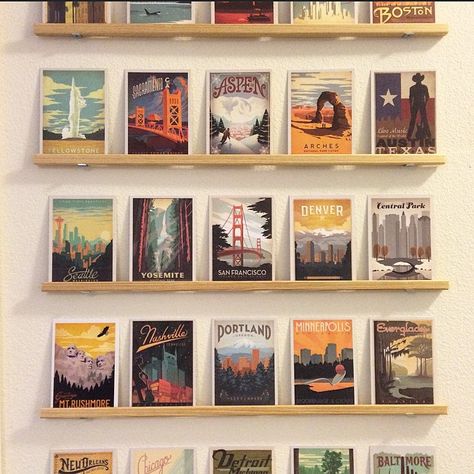 Post Card Display Wall, Postcard Frame Ideas Wall Art, Displaying Postcards On Wall, Postcard Picture Frame, Wall Of Postcards, Post Card Decoration, Gallery Wall Postcards, Post Card Display Ideas, Postcard Decor Ideas