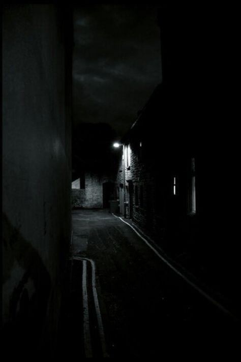 Dark alleyway Scary Alleyway, Dark Alleyway, Comic Background, Alley Way, Dark Aesthetics, Background Ideas, Dark Places, Foto Art, Dark Photography