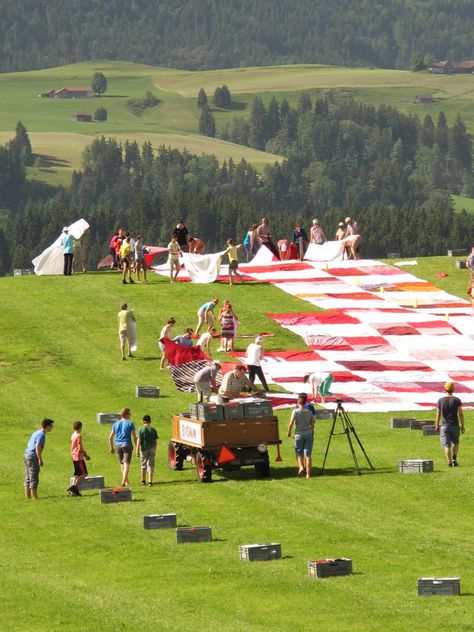 Giant Picnic Blanket, Community Picnic Ideas, Community Picnic, Picnic Event, Recycled Towels, Urban Intervention, Picnic Style, Picnic Set, Summer Snacks