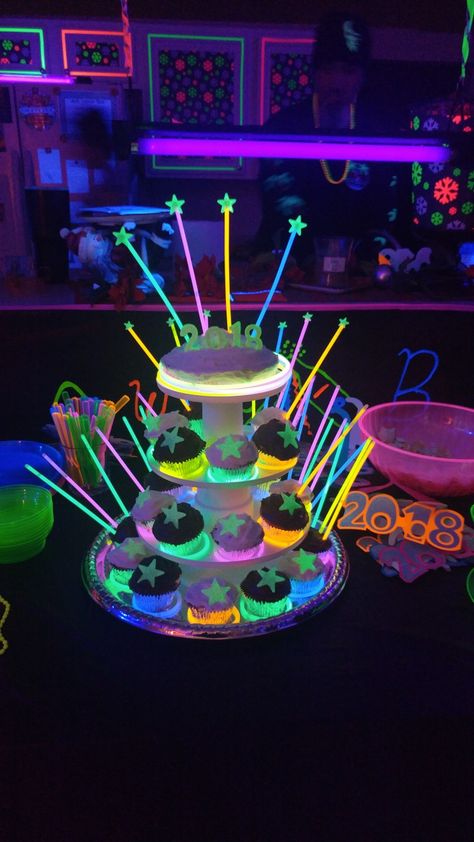 Glow In The Dark Candy Table, Neon Glow Cupcakes, Glow In Dark Cupcakes, Glow In The Dark Cake Pops, Glow Party Cupcakes, Glow In The Dark Sleepover Party, Neon Cupcakes Glow Party, Glow In The Dark Birthday Cake, Glow Cupcakes