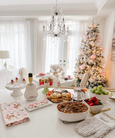 Christmas morning. Brunch. Flocked tree, white, pink and silver. Christmas Morning Set Up, Christmas Morning Table Setting, Christmas Morning Photos, Christmas Morning Aesthetic, Morning Brunch, Christmas Morning Breakfast, Christmas Dreaming, Healthy Christmas, Christmas Brunch