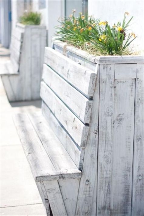 Wooden Planter Ideas, Patio Wall Planters, Been Bag, Recycled Furniture Design, Classic Kitchen Furniture, Porch And Patio Ideas, Palette Garden, Diy Wooden Planters, Backyard Fence Decor