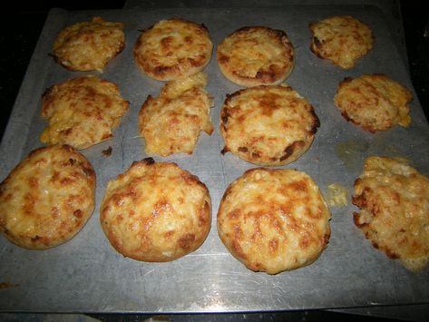 Cheese Crabmeat English Muffins - very easy to make, great for snacks, lunches, appetizers Crab Meat Appetizers, English Cheese, Crab Appetizer, English Muffin Recipes, Crab Meat Recipes, Meat Appetizers, English Muffins, Crab Recipes, English Muffin