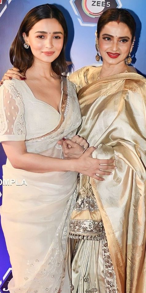 Alia Bhatt White Saree Look, Alia Bhatt Indian Wear Saree, Alia Bhatt Blouse Designs, Alia Bhatt Blouse, Alia Bhatt Saree Looks, Alia Bhatt In Saree, Birth Calendar, Alia Bhatt Saree, Indian Fits