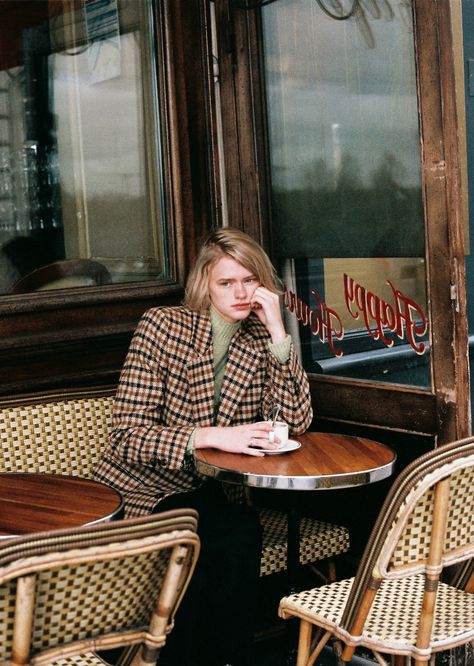 Parisian Photoshoot Ideas, Cafe Shoot, Paris Winter Fashion, Paris Shoot, Paris Editorial, Paris Shooting, Street Photography Portrait, Coffee In Paris, Paris Model