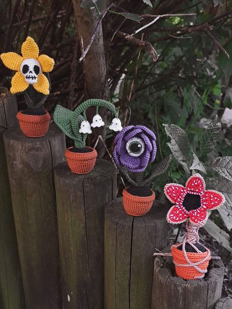 Halloween Crochet Flowers, Crochet Halloween Flowers, Max Scarf, Gothic Flowers, Crochet Flowers Free Pattern, Halloween Flowers, Crochet Blanket Designs, Crochet Plant, Feather Crafts