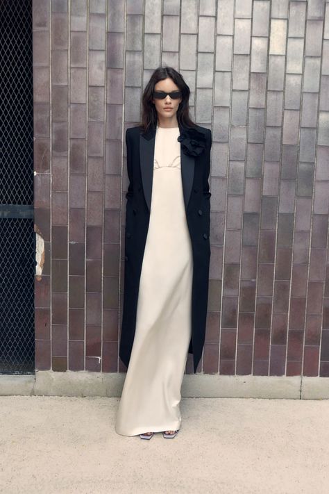 Long Tube Dress, Mode Inspo, 가을 패션, Tube Dress, Looks Style, Minimal Fashion, Outfits Casuales, Black Coat, Look Fashion